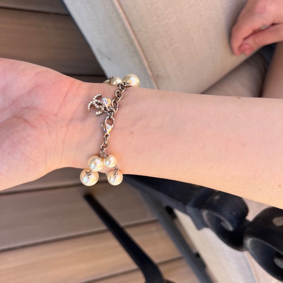 Chanel Faux Pearl and Crystal Cluster Bracelet From Autumn 2008 Collection - Picture 4 of 16